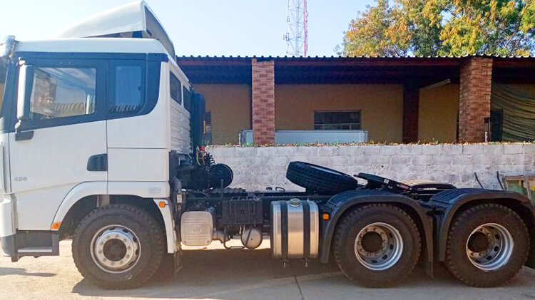 Shacman X3000 6x4 Tractor Head for Sale in Dominica